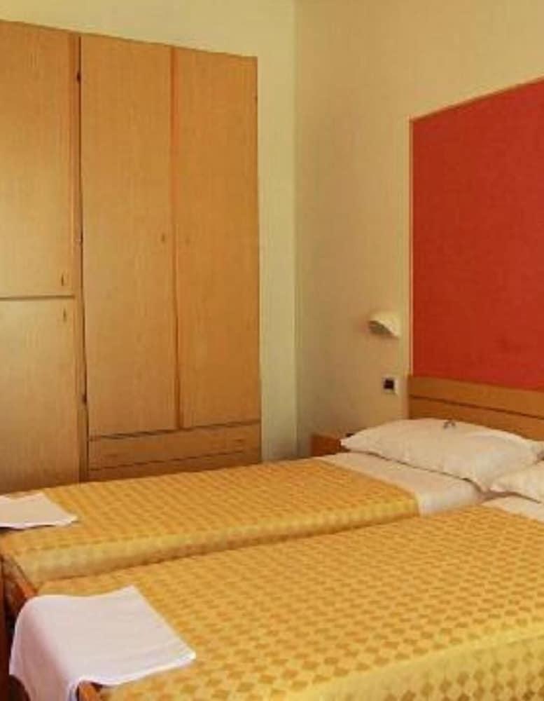 Hotel Losanna Rimini Buitenkant foto