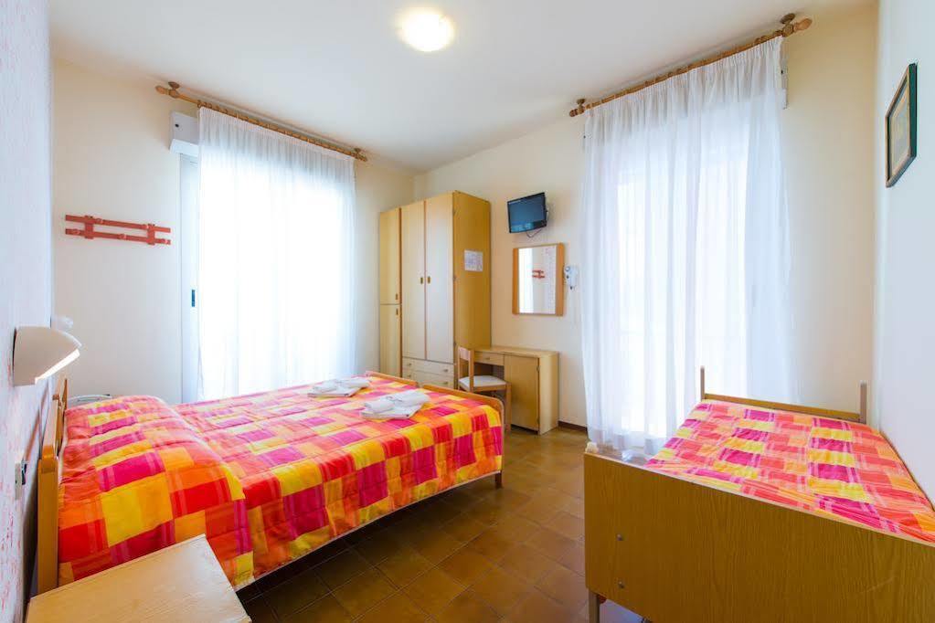Hotel Losanna Rimini Buitenkant foto